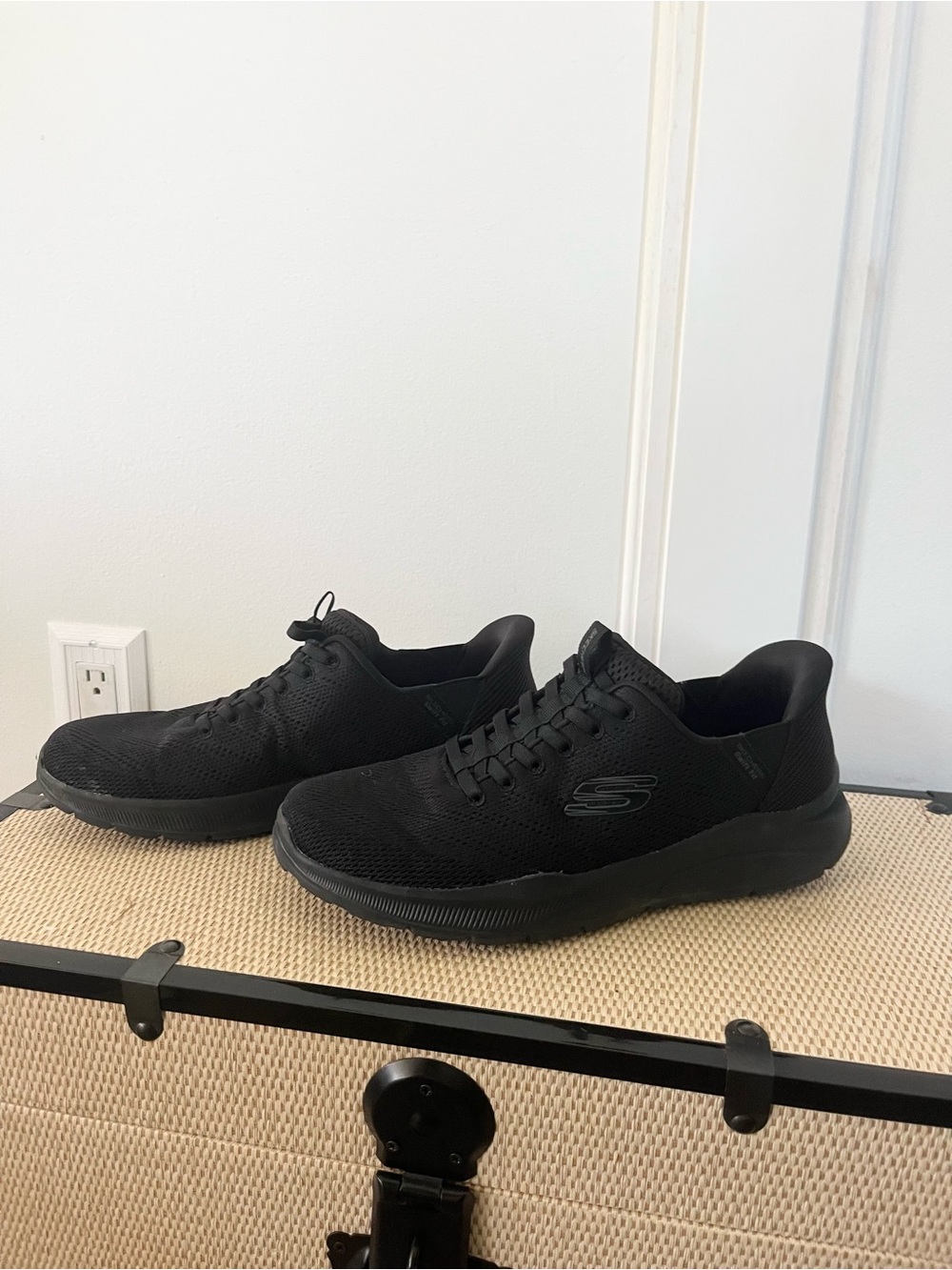 Men’s Sketchers Hands Free Slip-ins Swift Fit Memory Foam Sneakers - Size 10 US